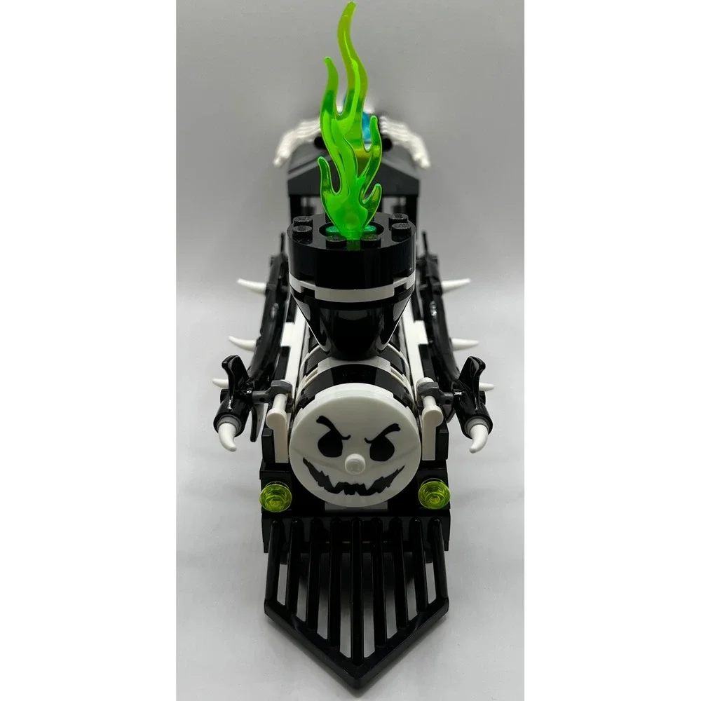 LEGO Monster Fighters The Ghost Train & 2 figs 9467 Glow in the Dark 2012